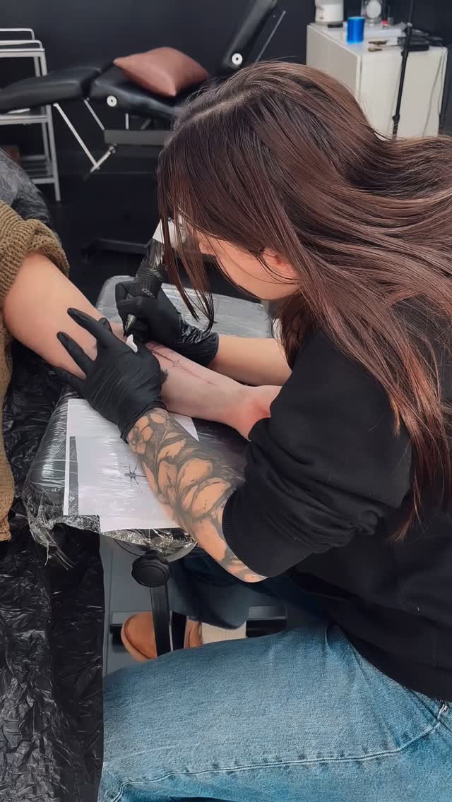 @bonsai.ink / Olga’s lines and details are great, I mean, look at that!
TERMINE:
📥 Instagram DMs
📱 +49 0511 4885681
✉️ info@hautdesign-tattoo.de
-
🗣️Kostenlose Beratung
#HautdesignTattoo ist Mitglied des @dot_e.v
#fineline #finelinetattoo #hannover #langenhagen