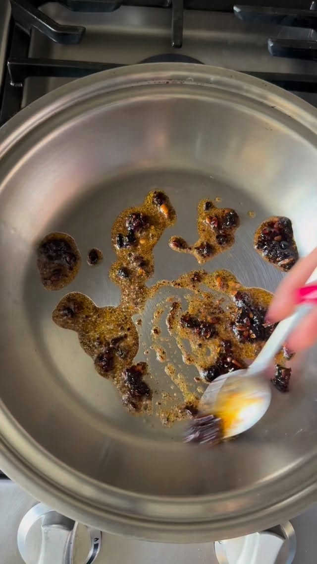 Está receta me encanta y me gusta más porque amo reutilizar el arroz que sobró!
Receta
Salsa Macha
2 tazas de arroz cocido de un día anterior (yo use salvaje)
4 huevos
Sal
Mayonesa con chipotle
Aguacate 🥑
Disfruta! ☺️