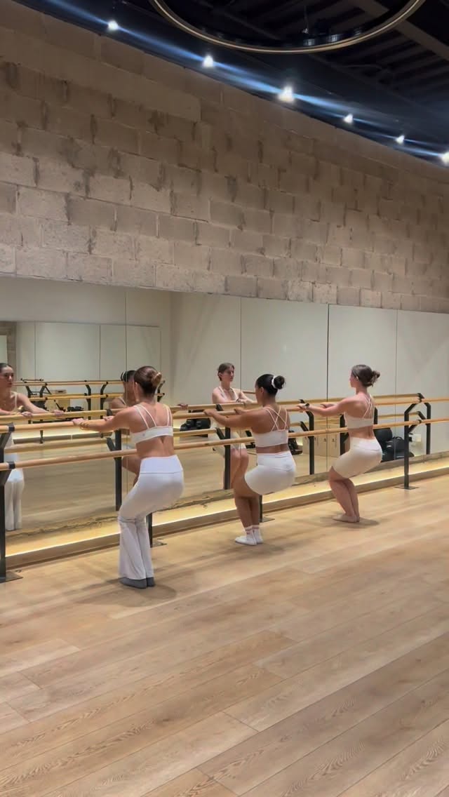 🔥 ¡BARRE BURN: La mezcla perfecta que sus cuerpos estaban pidiendo! 🔥
✨ Imagina esto: la precisión de Barre Sculpt con el poder y cardio de Burn & Sculpt. 💪💦 Vas a tonificar, retarte y salir sintiéndote imparable. 💖
¡Reserva ya tu spot con Meli y siente la 🔥!
#omstudio #burn #barre #studio #workout