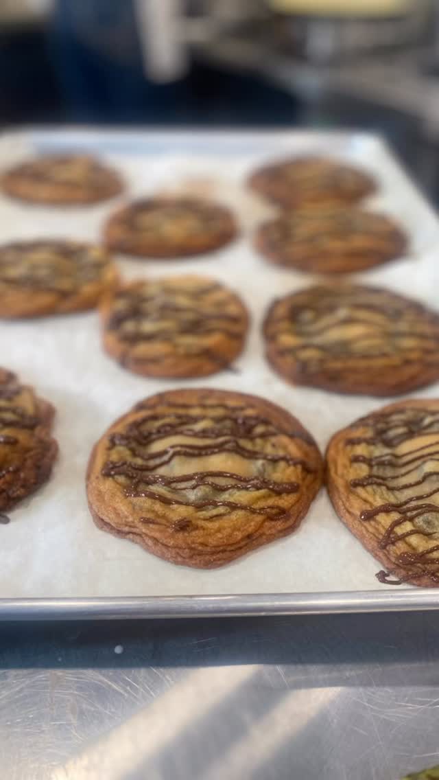 💚 Saturday night at Krave.
Come for a meal… stay for dessert.
💚 Start with one of our delicious savory crêpes, made fresh to order, and finish your visit with your favorite KRAVE dessert. Because the best meals always end with something sweet. ✨
💚 Today’s fresh bakes include:
• Pavlova with lemon curd & blueberries
• Baklava — the Mediterranean classic
• Krincle Bar — baklava’s cousin
• Lemon cheesecake with berries
• Cheesecake-stuffed chocolate chip kookies
• Lemon blueberry biscones
• Almond toast with fresh berries
• Tiramisu log
• Jagodzianki — a Polish bun stuffed with fresh blueberries
• Heath biscotti
• And more delicious surprises waiting for you
Pair it all with your favorite KRAVE drink — Café con Miel, Coconut Green loose-leaf tea, Dorado Beso, or a Sunny Bella — and enjoy this gorgeous evening with us. ☀️
Sips. Eats. Sweets.
#SupportLocal
#EatLocal
#HiddenGem
#FoodieFinds
#WorthTheDrive