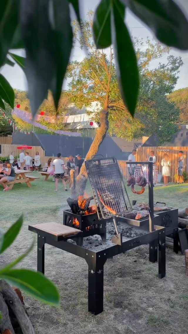🔥 Cuando la creatividad se encuentra con el fuego, nace algo increíble.
El Rodal Asaparri es grande, versátil y perfecto para quienes disfrutan crear nuevas formas de cocinar a la parrilla.
📲 Escríbenos y descubre todo lo que puedes hacer con el Rodal Asaparri.
#RodalAsaparri #Parrilla #CreatividadAlFuego #Parrilleros #Asaparri