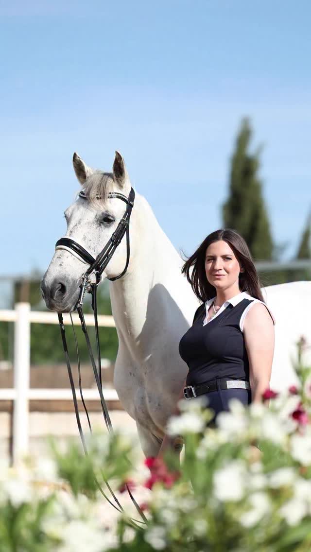 Brilla con cada paso 💙 Nuestro set Bling Bling azul es todo lo que necesitas para esta temporada.
Shine with every step 💙 Our blue Bling Bling set is all you need this season.
👸 @marsantanaa
📸 @ambracero @twohearts_portrait
#equestrian #dressage #ridingoutfit #equestrianfashion #rider