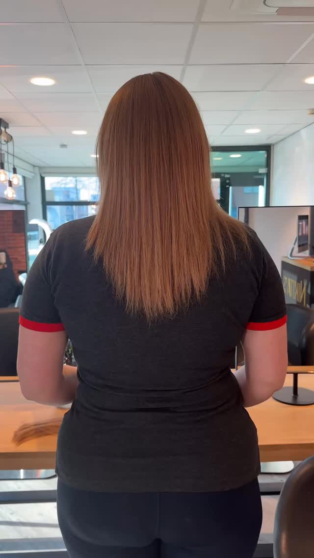 Drie totaal verschillende looks, maar één doel: voller, langer en natuurlijk haar dat perfect bij je past. In deze reel zie je drie transformaties die laten zien wat de juiste techniek en goed haar kunnen doen.
Of je nu meer volume wilt, extra lengte of een complete make-over, het resultaat moet altijd natuurlijk bewegen en mooi blenden met je eigen haar.
Twijfel je of extensions of weften iets voor jou zijn? Stuur gerust een berichtje, dan kijken we samen wat het beste bij jouw haar past.
Betalen kan ook in 3 delen in de salon, zodat je niet alles in één keer hoeft te voldoen.
#hairextensions
#weften
#hairtransformation
#hairextensionsnederland
#hairgoals