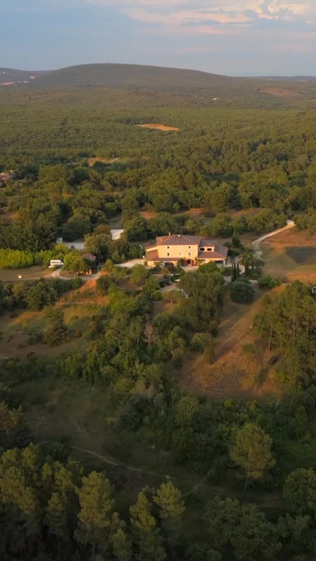 Noch 10 Tage, dann öffnen sich die Türen des Domaine du Frigoulet wieder.
Wir können es kaum erwarten: Wenn sich die Räume wieder mit Gesprächen füllen, wenn es aus Vincents Küche herrlich duftet, wenn auf dem Platz die Kiesel unter den Rädern quietschen und die ersten Bikes nach einer Tour zurückrollen.
Wenn langsam wieder dieses ganz besondere Gefühl entsteht, das man schwer beschreiben kann –
Frigoulet eben.