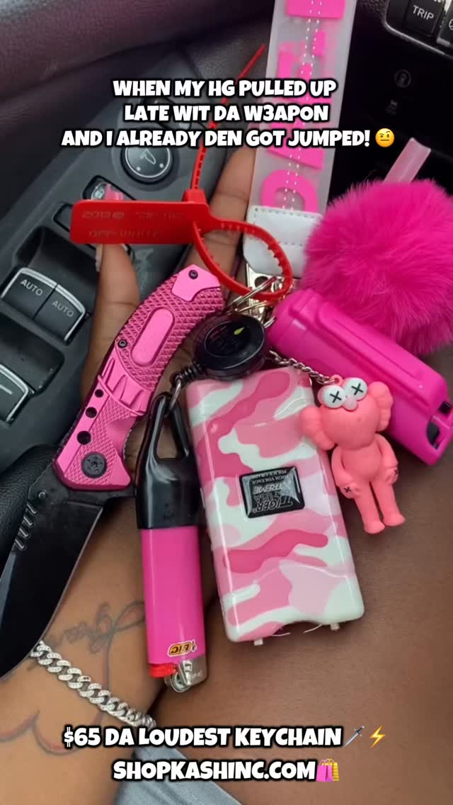 NO! YOU N YO KEYCHAIN WAS SUPPOSED TO BEEN HERE!🙁🤨👀
ARE YOU READY TO FOR SOME PRETTY PROTECTION?👀🥵🤭 ONLY AT LINK IN BIO! 🛍 PRODUCT: “DA LOUDEST KEYCHAIN” AT SHOPKASHINC.COM🛍 INCLUDES Stun G, Pep spray, 8” Pocket Knfe, OW Wristlet, Lighter + Leash, Kaw Kid, Authenticity tag, & Puff💫 #kashwaystudios #fyp #selfdefensekeychain #selfdefenseset #junkstungun