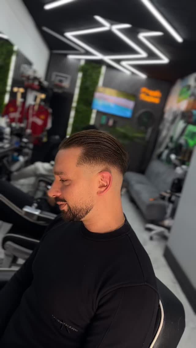 Slick back & Italian bread shape
#barberlife #barbershop #fyp #freshfades