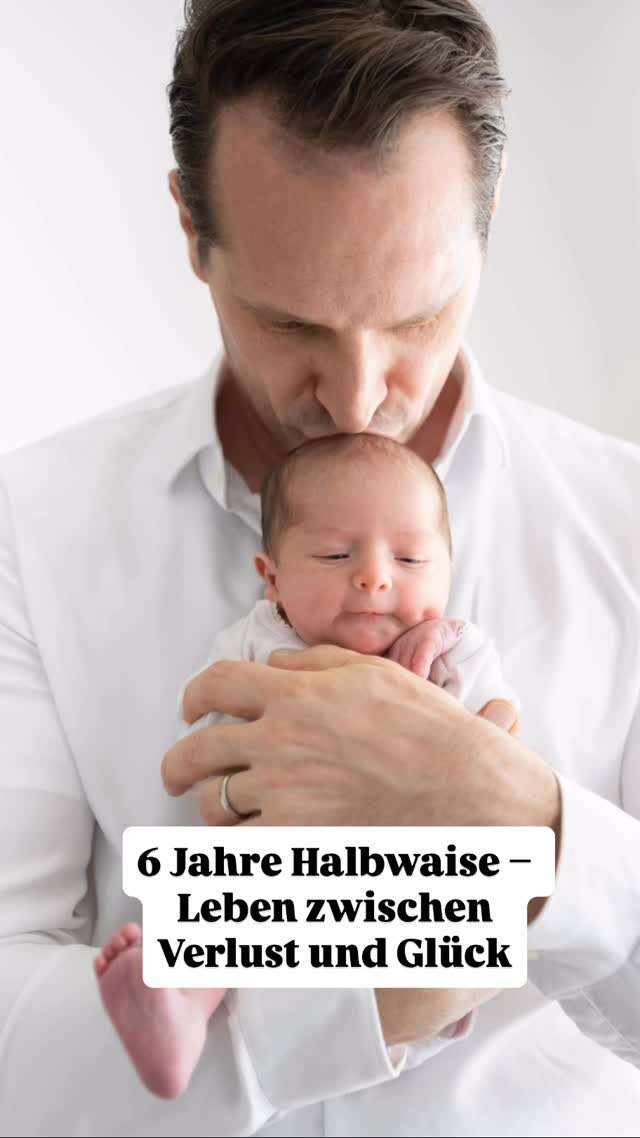 6 Jahre Liebe.
6 Jahre Glück.
6 Jahre unvergessliche Momente.
6 Jahre Wirbelwind mit eigenem Willen.
6 Jahre Halbwaise.
Sechs Jahre voller Leben.
Sechs Jahre voller Lachen, Staunen, Fragen und kleiner Wunder, die den Alltag zu etwas Großem machen.
Ein Leben voller schöner Dinge –
voller Fülle, voller Licht, voller Augenblicke, die das Herz tragen. Ein Leben, das Glück kennt. Und doch auch die andere Seite.
Denn das Leben schreibt manchmal Geschichten, die man sich nie ausgesucht hätte.
Geschichten von Abschied, von Verlust, vom Weitergehen als Halbwaise.
Und trotzdem – oder vielleicht gerade deshalb – lebt in ihr ein leiser Scherz, der sich durch viele Momente zieht,
wie ein kleiner Funke.
Ein Funke, der da ist, wenn jemand oft fehlt,
und doch in anderer Form da ist – als Schutzengel, als Stern, als Seele, die ab und zu kommt und sie besucht.
Da ist auch dieser Schmerz des Vermissens –
das Vermissen von etwas, das sie nie wirklich kannte und doch in ihrem Herzen spürt.
Und neben all dem – all dem Glück, all den Herausforderungen des Lebens –
ist da eine männliche Bezugsperson,
die ihren Weg begleitet, die ihr zeigt, dass sie getragen ist, dass sie gesehen wird.
Danke, @kandutschgeorg dass du sie zum Strahlen bringst.
So wie Alex hier ist und immer sein wird –
und ich sehe ihn oft in ihr!
Ich verbeuge mich als Mutter in tiefer Dankbarkeit
für dieses wunderbare Geschenk namens Coco
und den schönen Weg, den wir gemeinsam gehen. #witwe #halbwaise #lebennachdemverlust #neuesleben #immerverbunden