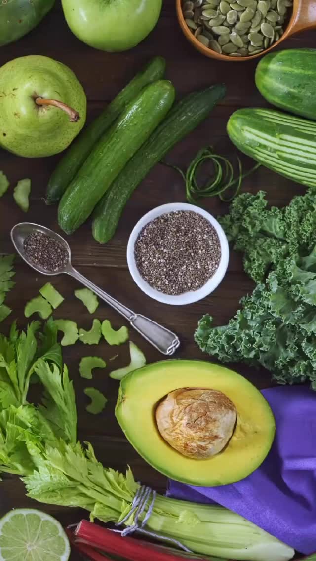 Maden vi spiser, bliver til meget mere end bare kalorier.
Den bliver til signaler i kroppen.
Den kan dæmpe eller fremme inflammation.
Den kan stabilisere eller udfordre vores blodsukker.
Den kan støtte vores tarmflora, hormoner og energiproduktion.
Når vi begynder at forstå, hvad maden faktisk gør i kroppen, bliver det lettere at træffe valg, der giver mere energi, bedre fordøjelse og mere ro i systemet.
Den 19. marts holder jeg workshop om antiinflammatorisk mad, hvor vi dykker ned i, hvordan kosten påvirker kroppen – og hvordan du kan bruge den viden i din hverdag.
Hvis du er nysgerrig, er du meget velkommen.
#antiinflammatoriskkost #madsommedicin #sundhedindefra #ernæringsterapi #tusenæs