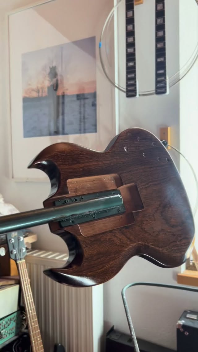 Shellac / French polishing is a meticulous and long way to get the most incredible guitar finish. Absolutely stunning patterns on this ALU-SG MKVI CUSTOM. Fifth coat has been applied this morning and it starts to shine like a diamond.
Still four coats to do and it will be a perfect mirror finish.
I make my own shellac which is now 6 years old and it just ages like a good wine.
Cheers everyone
Alexandre
#glettyguitars
#guitar
#luthier
#woodfinish
#frenchpolishing