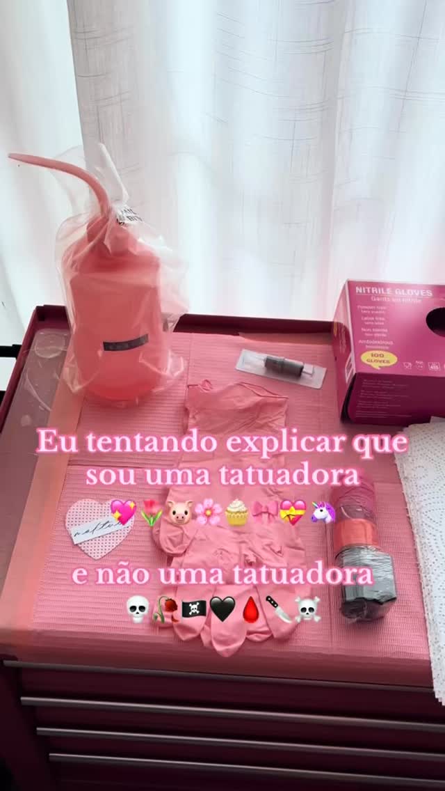 As tattoos são bem delicadas e os materiais, todos cor de rosa 💕 Ah, e dizem que a minha mão é levinha! 🤭 Vem tatuar comigo para descobrir