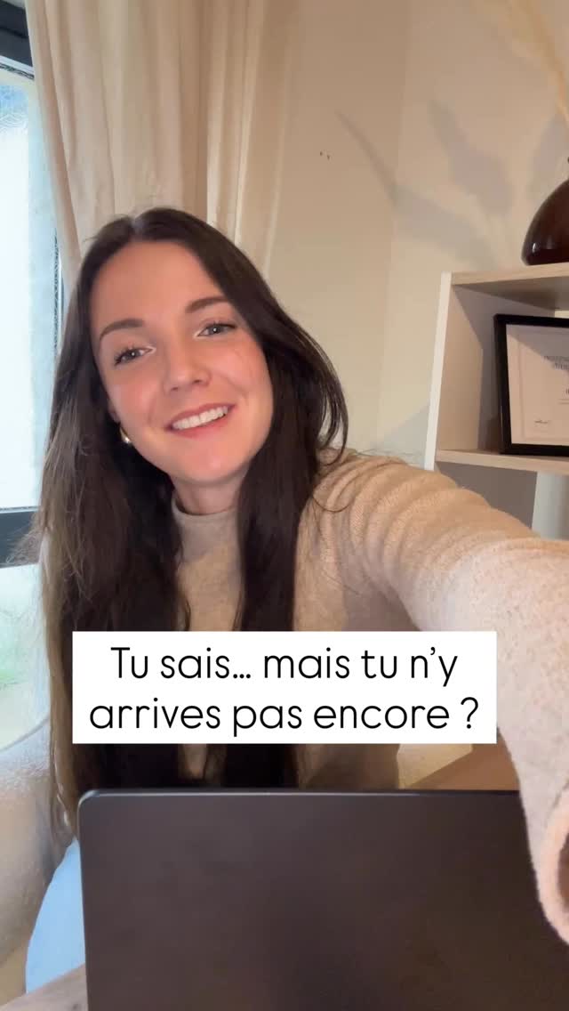 Il y a un piège très courant quand on commence à avoir plus de conscience sur soi.
C’est de croire que parce qu’on comprend quelque chose… on devrait déjà être capable de le changer.
Alors on s’en veut. On se dit :
“Je le sais pourtant.”
“Pourquoi je continue à faire ça ?”
“Je devrais être plus avancé que ça.”
Mais ça ne fonctionne pas comme ça.
Comprendre une chose et être prêt à la transformer, ce sont deux moments différents.
Parfois on sait. Mais on n’est pas encore prêt.
Et en réalité, à chaque instant de notre vie,
on fait toujours ce qu’on peut avec les ressources qu’on a à ce moment-là.
Si la conscience arrive après coup,
ce n’est pas que tu aurais dû agir autrement.
C’est simplement que tu n’étais pas encore prêt à voir les choses de cette manière.
Parce qu’au fond, une chose est beaucoup plus simple :
Être bienveillant avec soi-même demande beaucoup moins d’énergie que de lutter contre soi.
La conscience n’est pas là pour te juger.
Elle est là pour te faire évoluer.
#preparationmentale
