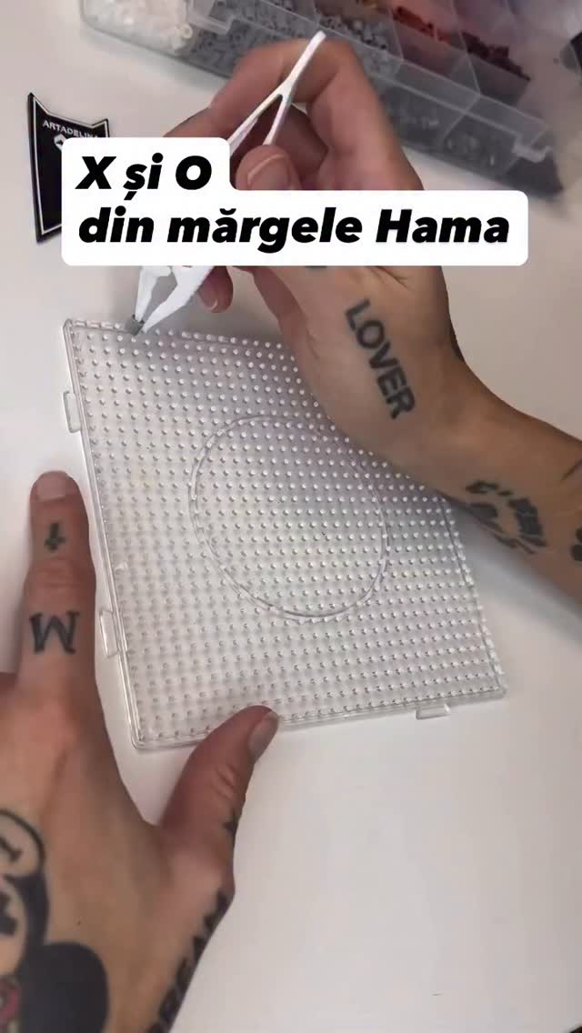 💡 Uite o idee simpatică pentru copii: X și 0 din mărgele!
Un joc clasic pe care îl putem transforma într-o activitate creativă. Copiii pot aranja mărgelele pe plăcuță și pot crea tabla de joc, iar apoi începe distracția.
#gradinitaonline #activitaticopii #activitatipentrucopii #kidsactivities #activitiesforkids