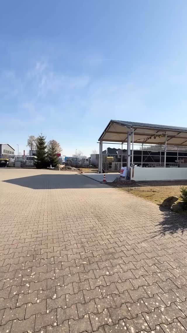 🚀
Neue Gewerbefläche zur Miete in Eichholz / Marschacht
Flexibel, modern und voller Möglichkeiten – diese Gewerbeeinheit bietet euch Raum für eure Ideen!
Die wichtigsten Highlights:
✨ ca. 120 m² Gewerbefläche im Erdgeschoss
✨ Bis zu 3 separate Büroräume möglich
✨ Großer offener Arbeitsbereich mit viel Gestaltungsspielraum
✨ Moderne, voll ausgestattete Küche
✨ Kamin für eine besondere Atmosphäre
✨ Modernes Vollbad
✨ Terrasse mit Blick ins Grüne
✨ Elektrische Fußbodenheizung
✨ Außenjalousien & hochwertige Türen
✨ Zwei mögliche Eingänge – ideal für flexible Nutzung
✨ Parkplätze auf dem Hof nach Absprache verfügbar
📍 Top Lage:
Direkte Anbindung an die B404 – perfekt erreichbar aus Geesthacht, Hamburg und Lüneburg.
Ruhige Lage im Eichholz / Marschacht, ideal für konzentriertes Arbeiten und kreative Ideen.
Habt ihr eine spannende Geschäftsidee oder sucht neue Büroräume?
Dann lasst uns schnacken!
📧 moin@svenjahagen.de
📞 +49 173 4946527
#gewerbefläche #geesthacht #lüneburg #marschacht #hamburgbusiness