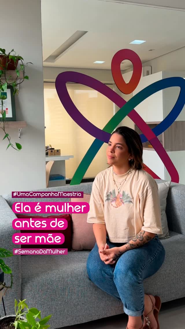 A força de uma mulher no maternar
Yasmin Torres fala sobre maternidade, uma experiência intensa, cheia de desafios, descobertas e transformações.
Ser mãe envolve amor, responsabilidade e muitas renúncias, mas também revela uma força capaz de reinventar caminhos todos os dias.
Valorizar a maternidade é reconhecer as múltiplas dimensões da mulher que cuida, educa e constrói futuro.