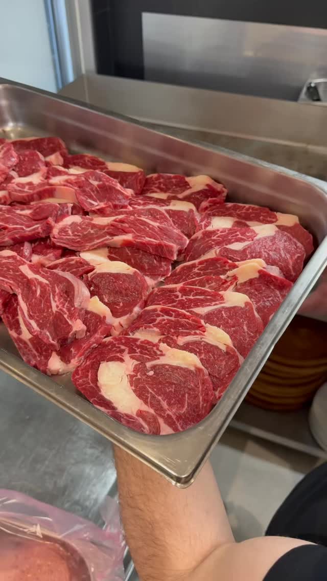 🌙 Ramadan Tag 21 bei Kulla
Tag 21 im Ramadan.
Die letzten zehn Nächte haben begonnen – besondere Abende zum gemeinsamen Iftar 🤍🍽️✨
Geniesst den Abend bei Kulla und brecht euer Fasten in gemütlicher Atmosphäre.
📍 Bielstrasse 120, 2540 Grenchen
📞 032 652 19 19
📍 Birchstrasse 10, 3186 Düdingen
📞 026 505 10 20
Reservierungen nur telefonisch oder vor Ort.
#balkan #ramadan #iftar #swissfood #restaurant