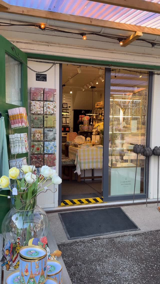 Det har fyllts på med så mycket fina nyheter hos Villa Ed Inredning. Kom in, inspireras och hitta något som gör ditt hem lite extra fint 🌷
Vi på Villa Ed
Inredningsbutik @villaedinredning
Klädbutik @villaed_by_glozzy
Café & Bistro @cafevillaed
Frisörer @villaed.frisorerna
Injektionsbehandlare @beautylin.se
Kroppsvård & Massage @lindaholtzkroppsvard
Inemotion Psykologi @inemotionpsykologi
Keramik @lerkallan
Skulpturskogen Villa Ed