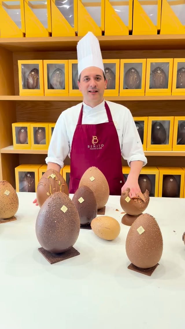 La Pasqua prende forma tra profumi di cacao e creazioni che raccontano tutta la dolcezza della tradizione. 🫶
Uova di cioccolato, colombe artigianali e tante golosità appena realizzate riempiono il laboratorio e la vetrina di Pasticceria Benito, pronte a rendere speciale ogni momento della festa.
Vi aspettiamo in pasticceria per scoprire tutte le nostre creazioni di Pasqua. 💛
#pasqua2026