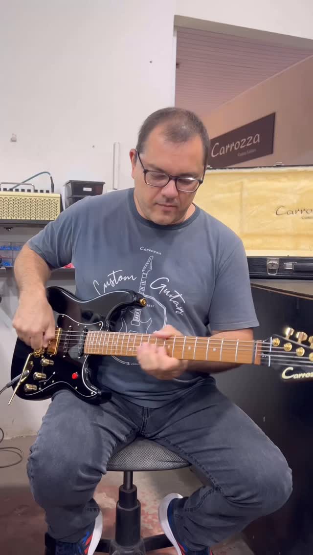 Hoje é Dia do Guitarrista.
Dia de quem transforma algumas cordas, madeira e amplificador em emoção.
Dos profissionais que sobem no palco, gravam, ensaiam e vivem da música e também dos guitarristas hobistas, que chegam do trabalho, pegam a guitarra e encontram ali o seu momento de paz, diversão e expressão.
Não importa se é no palco, no estúdio, no quarto ou na sala de casa.
A guitarra sempre encontra um jeito de fazer parte da vida.
Hoje celebramos todos vocês que mantêm a música viva todos os dias.
Feliz Dia do Guitarrista. 🎸
#carrozzaguitars #guitarradeluthier #customguitars #guitarrabrasileira #guitarrahandmade