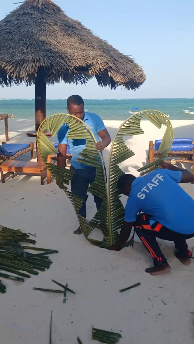 🇮🇹 Sempre più persone scelgono Villa Thamani per celebrare i loro momenti speciali ✨
Questa volta i nostri ospiti hanno festeggiato un compleanno con una cena zanzibarina sulla spiaggia, gustando piatti tipici locali con lo sfondo della villa e del mare, in un’atmosfera davvero unica.
Muhamadd ha catturato alcuni momenti di questa splendida serata, tra sorrisi, musica e l’energia del nostro staff che rende ogni festa ancora più speciale.
Se stai pensando anche tu a una festa con amici o in famiglia, Villa Thamani è il luogo perfetto per renderla indimenticabile.
✨ Prenota la tua esperienza su
www.villathamani.com
—
🇬🇧 More and more people are choosing Villa Thamani to celebrate their special moments ✨
This time our guests celebrated a birthday with a Zanzibari dinner on the beach, enjoying traditional local dishes with the villa and the ocean as a beautiful backdrop, creating a truly unique atmosphere.
Muhamadd captured some wonderful moments from this celebration, full of smiles, music, and the energy of our staff who make every event even more special.
If you are planning a celebration with friends or family, Villa Thamani is the perfect place to make it unforgettable.
✨ Book your experience now at
www.villathamani.com