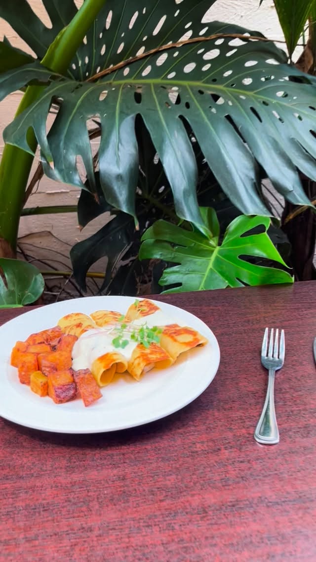 When French Crepe meets fresh island ingredients…
@mothermushrooms with grilled chicken and spinach, paired with Mornay sauce
.
.
.
#sixtytwomarcket #sixtytwomarcketwailuku #mauieats #savorycrepe