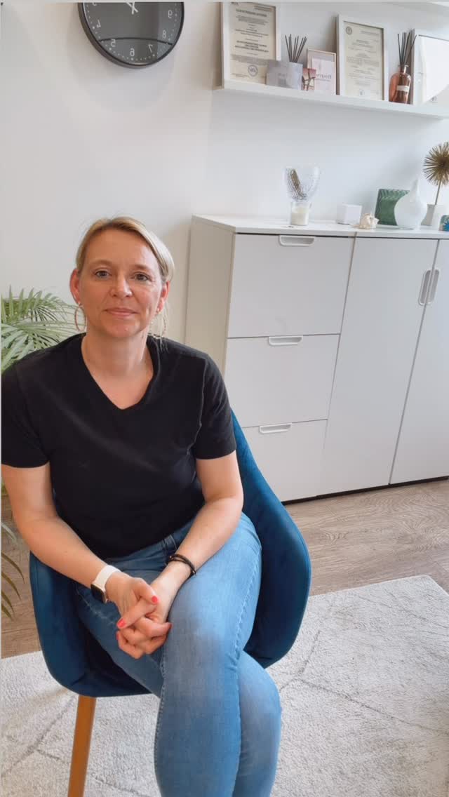 Manchmal sagen Frauen zu mir:
„Ich wünsche mir eigentlich nur ein paar Dinge…“
…Nein sagen zu können,
ohne danach Schuldgefühle zu haben.
…nicht mehr ständig so hart mit mir selbst zu sein.
…mich innerlich sicher zu fühlen,
statt mich immer wieder zu hinterfragen.
…zu wissen, wer ich wirklich bin und was ich eigentlich will.
…Beziehungen zu führen,
in denen ich mich nicht selbst verliere.
…einfach mehr Frieden mit mir selbst zu haben.
Und oft fällt genau das so schwer.
Mit genau diesen Themen begleite ich Frauen mit meiner Arbeit.
Wenn du dich darin wiedererkennst,
schreib mir gern eine Nachricht 💬 mit dem Wort „Selbstwert“.
Dann schicke ich dir Infos
zu meinem Programm STEADY WITHIN.✨
📌 Speichere dir das ab, wenn du dich darin wiedererkennst.
#selbstwert #innerestabilität #grenzensetzen #selbstliebe #emotionalegesundheit