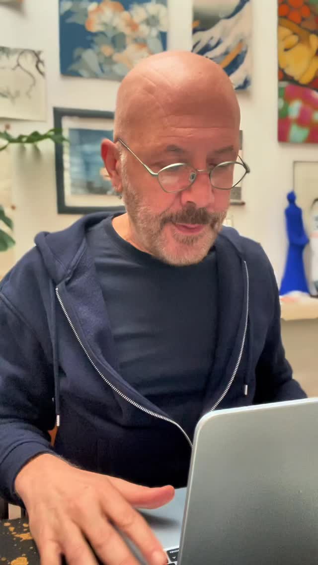 C’è una fame che conosciamo tuttə.
Una fame che non riguarda il corpo.
Arriva mentre ascolti una musica e qualcosa dentro si apre. Arriva leggendo una frase che resta con te per giorni. Arriva quando incontri un’immagine, una storia, una parola capace di accendere qualcosa.
È la fame dell’anima.
Eda questa fame nasce magnAnima.
Una parola che contiene un gesto semplice e potente:
l’anima che magna.
l’anima che si nutre.
Durante la serata attraversiamo poesie, libri, musica, opere d’arte, immagini, intuizioni.
Ogni frammento diventa un sapore. Ogni passaggio nutre qualcosa che spesso nella vita quotidiana resta in attesa.
È una cena per l’anima.
E succede sempre una cosa bellissima:
l’anima incontra la bellezza, si sazia, e subito dopo ne desidera ancora.
📍 magnAnima
domenica 15 marzo · ore 21
online su Zoom
Se senti questa fame,
il tuo posto a tavola ti sta aspettando.