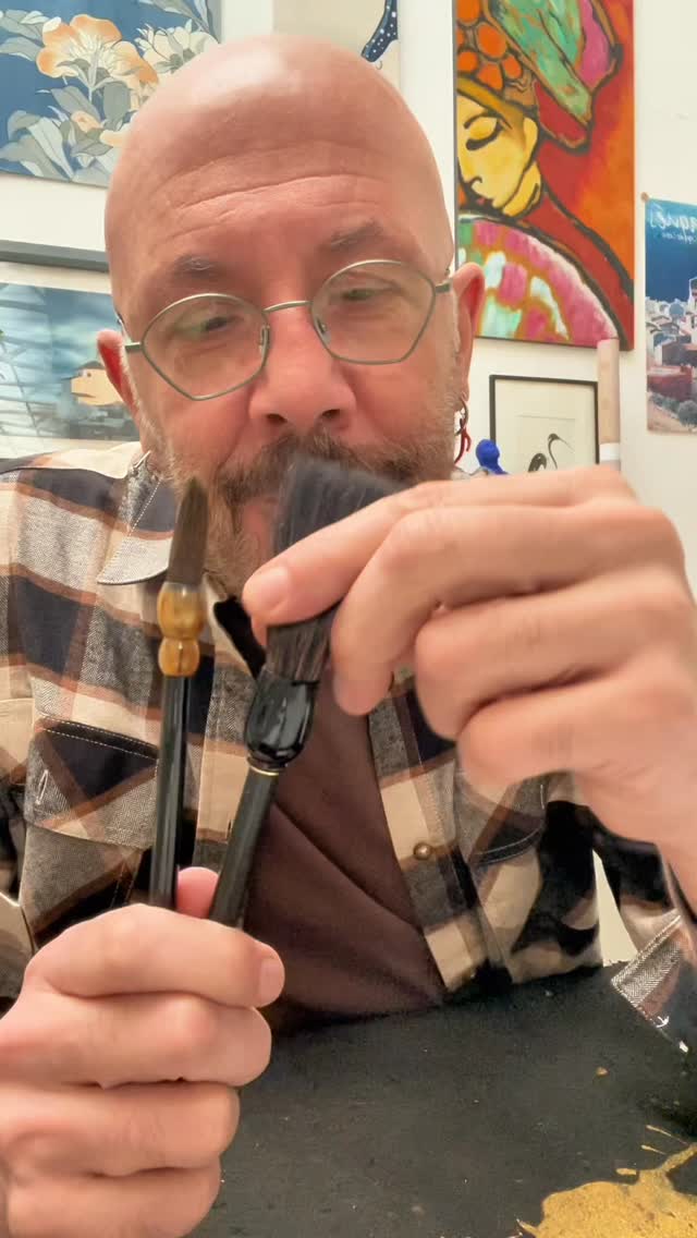 Ci sono fiori che sembrano fatti apposta per essere dipinti con l’acqua. L’iris è uno di questi.
Le sue foglie salgono verticali come lame sottili.
I petali si aprono con una grazia quasi teatrale.
Dentro c’è qualcosa di elegante, essenziale, profondamente giapponese.
Quando il pigmento tocca la carta orientale succede qualcosa di molto particolare.
L’acqua si muove.
Il colore respira.
Il gesto del pennello trova una direzione.
È una pittura fatta di ascolto, di presenza, di piccoli equilibri tra controllo e libertà.
Domenica lavoreremo proprio su questo fiore, lasciando che acqua, carta e pigmento ci guidino dentro una delle immagini più amate della pittura giapponese.
Un pomeriggio per rallentare, dipingere e lasciarsi sorprendere da ciò che accade sulla carta.
Saiboku Workshop – Acquerelli giapponesi | Iris
📍 Torino - via Locana 14
📅 Domenica 15 marzo
🕓 Orario 14:30 – 16:30
Materiali inclusi.
Costo del workshop: 75 euro
25 euro all’iscrizione
Saldo il giorno del corso.
Il workshop è aperto a tuttə.
Per partecipare trovi tutte le informazioni al link in bio.