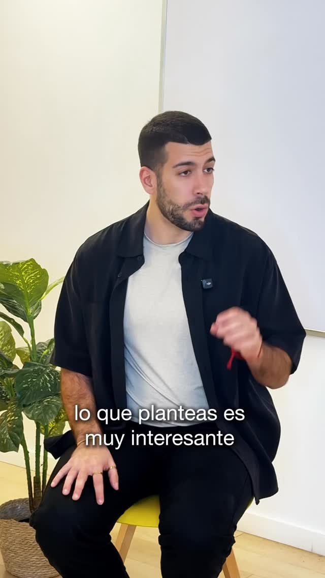 ¿Qué hacer cuando ves a alguien sabotear su propio talento?
Este es un momento clave.
Porque no es lo mismo gestionar tu autosabotaje…
que gestionar el sabotaje que ves en otras personas.
Es el paso de autoliderarte a liderar a otros.
Cuando una persona se sabotea, su proceso interno se vuelve visible:
duda, se frena, se justifica, renuncia antes de tiempo.
Y ahí es donde puedes intervenir.
Dos herramientas clave desde el liderazgo:
1️⃣ Feedback con información objetiva
Devuelve hechos y comportamientos observables.
Esto ayuda a romper la percepción distorsionada que suele acompañar al autosabotaje.
2️⃣ Acompañar y dar presencia
No dejes a la persona sola con sus creencias limitantes.
A veces lo más potente es simplemente estar y sostener el proceso.
Porque muchas veces el talento no se pierde por falta de capacidad…
sino por autosabotaje.
¿Has visto a alguien sabotear su propio talento?
#Talento
#Autosabotaje
#Liderazgo
#Psicología
#DesarrolloPersonal