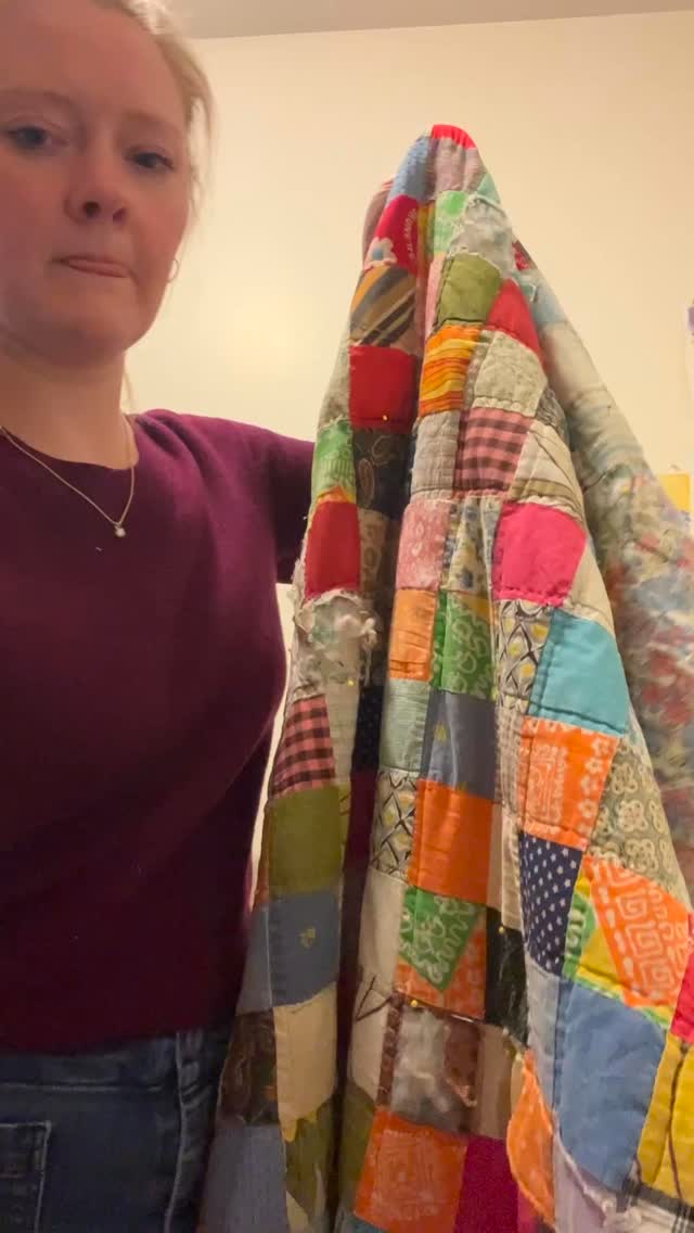 There are no other bugs in my apartmentā¦that I know of
#nycquilter #quiltersofinstagram #customquilts #handsewing #quiltrepair