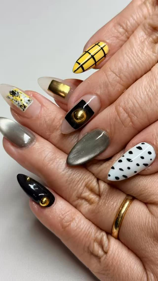 Little snippets of me creating my vacation nails for Seoul ✨
Modern abstract vibes loading… 🇰🇷💅
#abstractnails #modernnails #coutureclaws #koreanails #konanailsalon