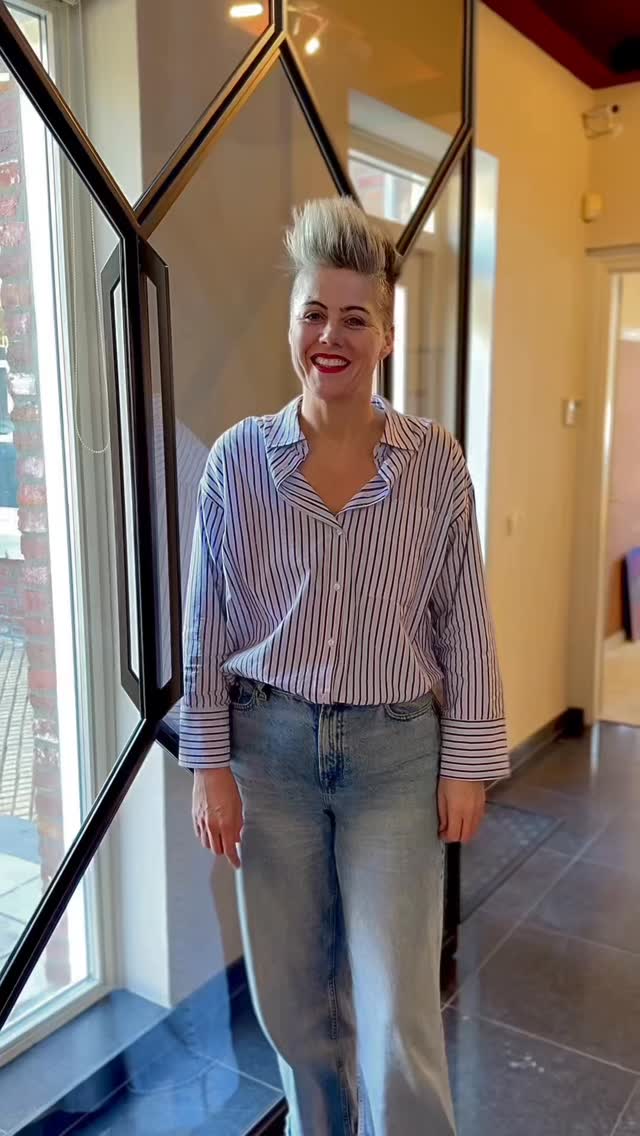 Een interieur dat klopt? Kun je lastig uitleggen met een foto. Dat moet je gewoon zelf ervaren 😍
Onze studio in Venray wordt vernieuwd en we kunnen niet wachten het resultaat met je te delen.
Daarom zetten we op tweede Paasdag, maandag 6 april, onze deuren open.
Hier kun je komen voelen wat een goed interieur met je doet. Letterlijk, door met je handen door onze nieuwe collecties stoffen en materialen te gaan.
Maar ook figuurlijk, ervaren wat een goede basis, de juiste akoestiek en een doordacht lichtplan met je doet 💙
We houden het laagdrempelig en gezellig. Kom lekker binnenlopen voor een kop koffie, proef de sfeer van onze studio en vier ons 12,5 jarig jubileum met ons mee 🥳
📅 Maandag 6 april ‘26 (tweede paasdag)
📍 Patersstraat 35, Venray
🕣 10:00 tot 17:00 uur
Zien we je dan?