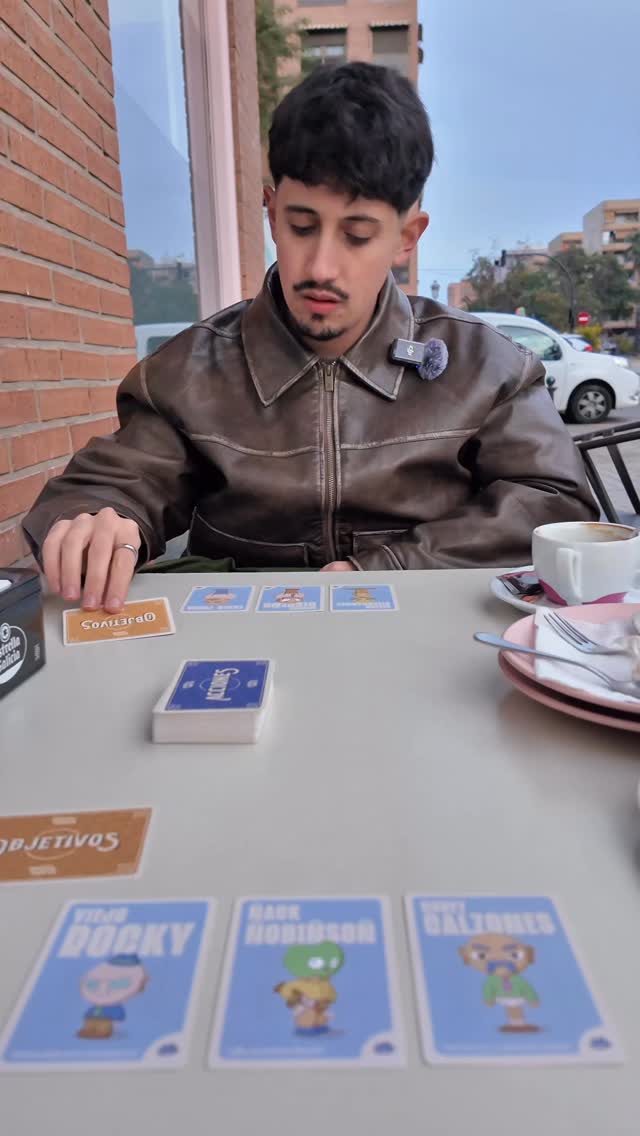 No hay nada más congratulantemente congratulador que una agradable y armoniosa sesión de Mafia di Mafia, desde luego.
Pero seamos sinceros… Si no se habla con propiedad según decretan los Reales Escritos de la lengua Tokestudiana, es difícil interpretar cuál es el mensaje que se nos intenta transmitir… 😱😱
#juegosdemesaenespañol #juegosdemesa #juegomesa🎲 #mafiadimafia