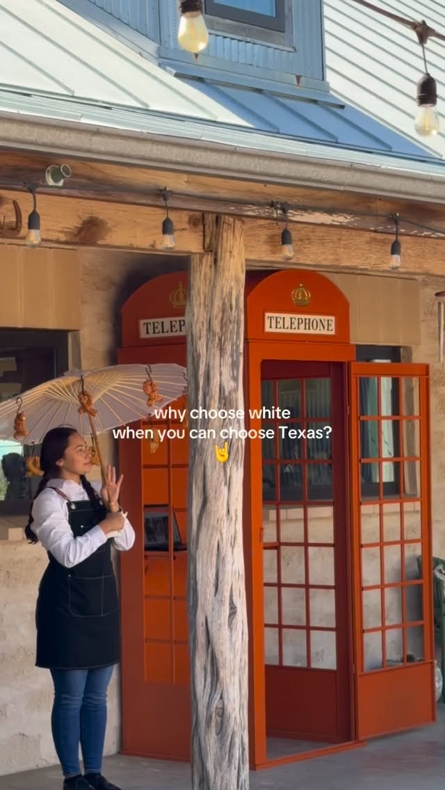 From UT weddings to alumni events. This phone booth’s ready to capture every “Texas Fight!” moment. 🤘🧡👏
