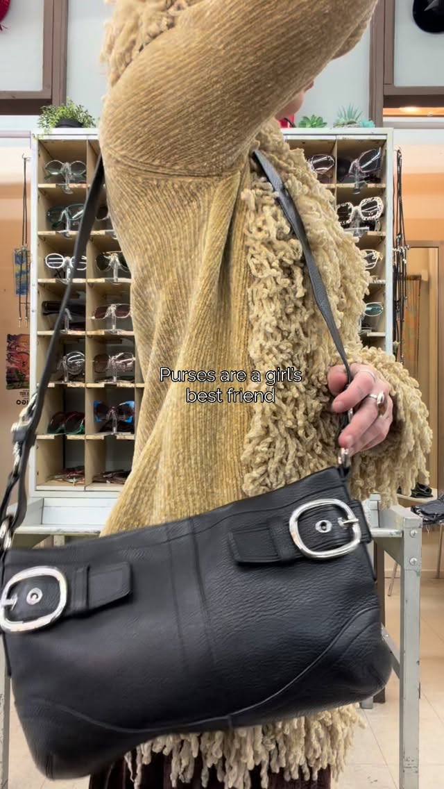 Girl’s just want to have PURSES! 👜💖 Come get in on our new inventory of stylish purses fit for only the most fabulous divas (you) 💋✨ Your dream bag awaits… 🌈
#timewarpbr #shoplocal #midcitybr #vintagefashion #vintage