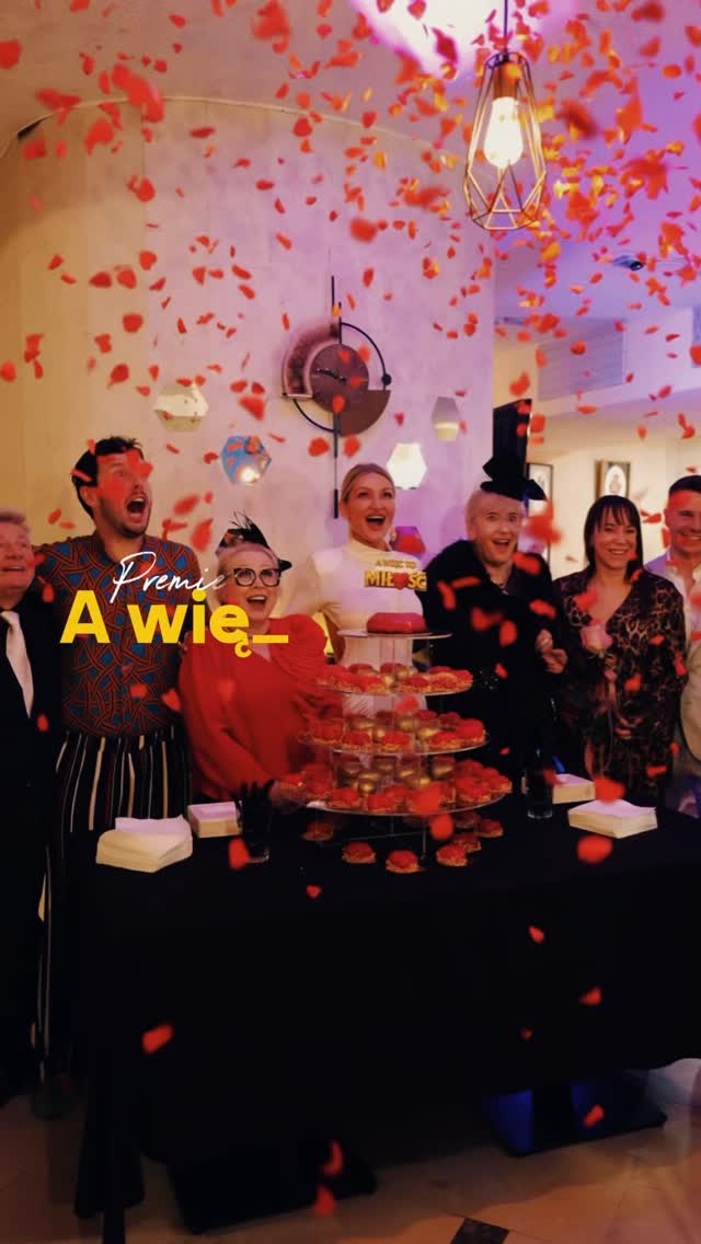 Nasz statek miłości dopłynął do brzegu… ❤️🚢
W Teatrze TeTaTeT odbyła się polska prapremiera spektaklu „A więc to miłość” – wieczór pełen emocji, wzruszeń, śmiechu i pięknych spotkań. Dziękujemy z całego serca wszystkim, którzy byli z nami i stworzyli tę niezwykłą atmosferę. 🥰
Największe podziękowania kierujemy do Publiczności – to dla Was gramy i dzięki Wam teatr naprawdę żyje. Wasza energia, reakcje i rozmowy po spektaklu są dla nas największą nagrodą. ❤️
Ogromne brawa dla naszej wspaniałej obsady:
Teresa Bielińska, Małgorzata Oracz, Justyna Sieniawska, Mirosław Bieliński i Kamil Błoch – za talent, serce i energię pozostawioną na scenie. 🤩
Dziękujemy także wszystkim twórcom i współpracownikom spektaklu oraz naszym partnerom i sponsorom – dzięki Wam ten wieczór był naprawdę wyjątkowy. 🌷
Po premierze przyszedł moment, który lubimy niemal tak samo jak sam spektakl – spotkanie z Wami. Rozmowy, zdjęcia, uśmiechy i wspólne chwile, kiedy emocje po spektaklu wciąż unoszą się w powietrzu. To właśnie wtedy najbardziej czuć, że teatr to wspólnota ludzi, którzy chcą przeżywać coś pięknego razem. 💗
Dziękujemy, że płyniecie z nami na tym statku miłości. 🎭✨
#TeatrTeTaTeT #AwięctoMiłość #Premiera #Teatr #Kielce Komedia TeatrKielce WieczórPełenEmocji TeatrŻyje Dziękujemy