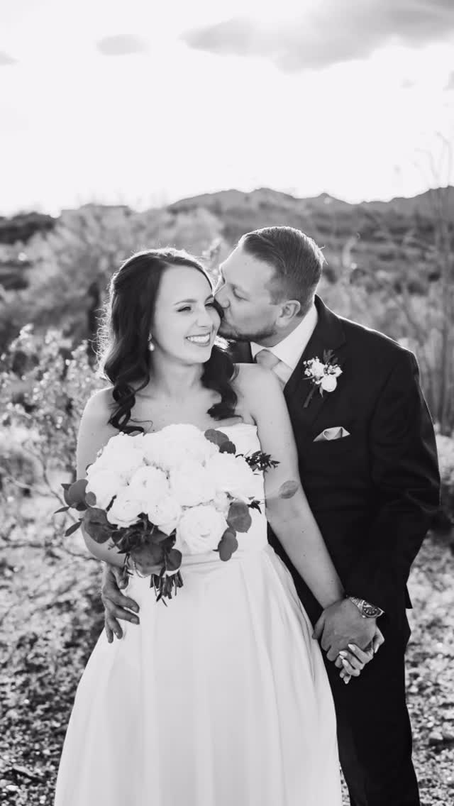 A new world full of color their love is beautifully simple 🤍🖤
.
.
#phoenixphotographer #arizonaphotographer #weddingphotographer #weddingday #weddingphotos @thevenueatchilleens