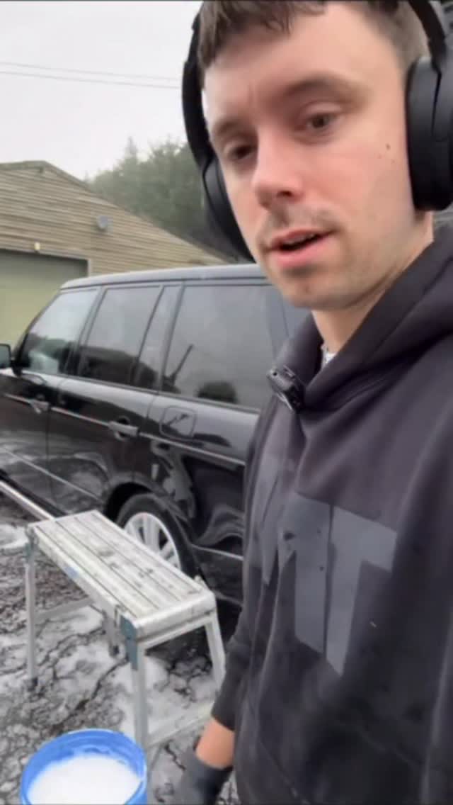 At least I didn't drop the mitt 😂😂
Lucky me or the car has 0 damage could of been a lot worse #funny