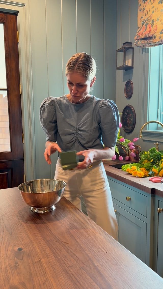 pulled out one of my silver plated Paul Revere bowls for the perfect spring arrangement. Sourced a few similar bowls for you to shop. Comment 'link' for all the details.