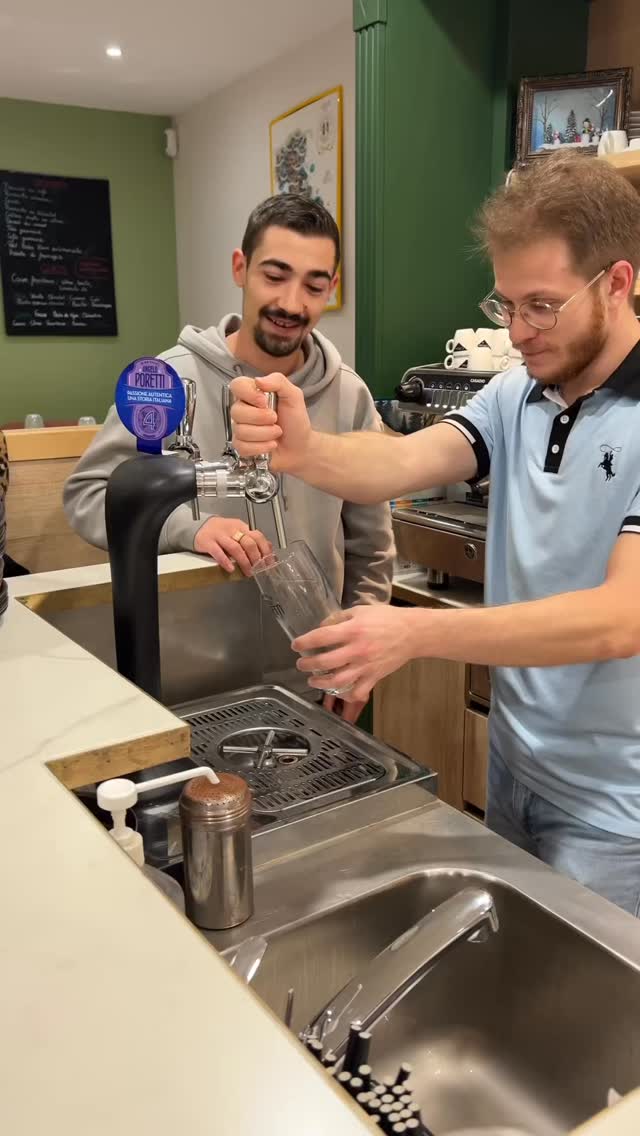 On pense que le métier de serveur c’est juste servir…
Alors qu’en vrai, c’est : apprendre à préparer plein de cocktails, gérer le rush et garder le sourire.
Parfois ça dérape un peu… mais c’est aussi ça l’ambiance derrière le bar.
Aucun salarié n’a été maltraité pendant le tournage de ce réel. 😉
L’abus d alcool est dangereux pour la santé. À consommer avec modération.
#chinon #humour #apprentissage #restaurantitalien #service