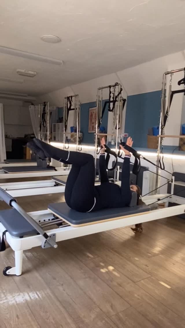 🩵In Pilates, more isn’t always better. We focus on quality over quantity to ensure every muscle fiber is firing correctly. Here’s why we keep the reps low and the focus high.
📌Precision is the heart of the Pilates method. It’s the difference between just “moving” and truly commanding your body. When you focus on the exact alignment of your spine and the reach of your fingertips, you tap into the mind-body connection that creates long, lean strength.
#pilates #reformer #pilatesreformer 🩵