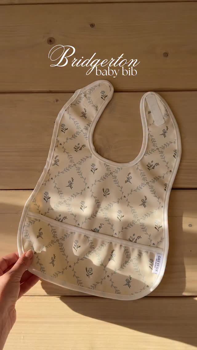 A moment for this darling bib… 🦢🌿🪞
our new Vintage Meadow mini bibs are available to order on the website.
Inspo - Bridgerton 🫖
.
.