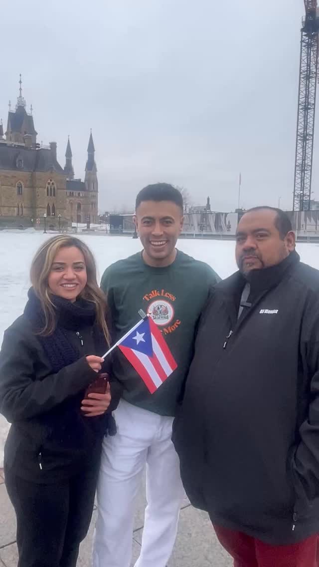 This past Sunday a group of fearless dancers took pride in dancing and choreographing at the Nations Iconic #parliamenthill. Spearheaded by @thedancinghealer and @javi.a.p.g to celebrate the phenomenal halftime performance by @badbunnypr .
Both @itslamixo and @djmendezottawa had fun dancing joining in the festivities plus interviewing Javi over this tremendous effort from our local #ottawa dance community!!!
#radioquerico with you at your community events!
UNIDOs somos mucho mas!