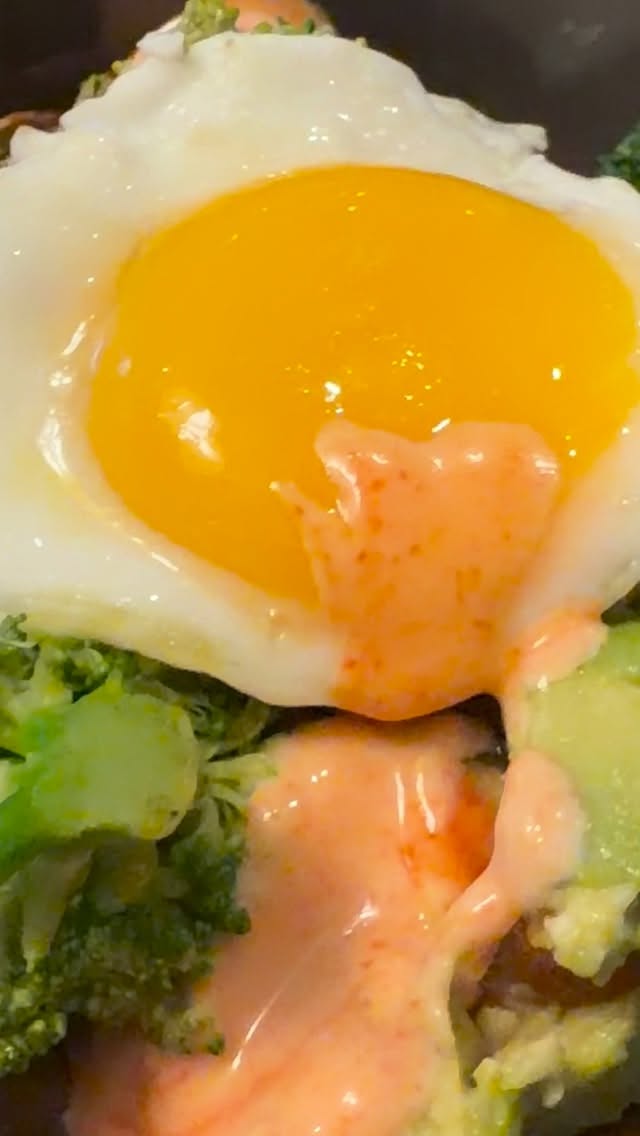 Dinner tonight was one of those “clean out the fridge and build a bowl” meals that turned out so good.
Beef strip stir-fry with broccoli, mushrooms, carrot, celery, and onion served over kidney beans, topped with avocado and a fried egg.
Simple ingredients, lots of vegetables, and full of flavor.
I love meals like this because they’re:
• quick to make
• packed with fiber and protein
• easy to customize with whatever you have in the fridge
Just sauté the veggies, cook the beef quickly in a hot pan, warm the beans, and build your bowl. Healthy, satisfying, and perfect for a busy weeknight.
Sometimes the best meals are the simplest ones 🥦🥩🥑
#healthyhomecooking #stirfrybowl #quickdinnerideas #eatwelllivewell #balancedmeals simpleingredients healthyweeknightdinner realfood