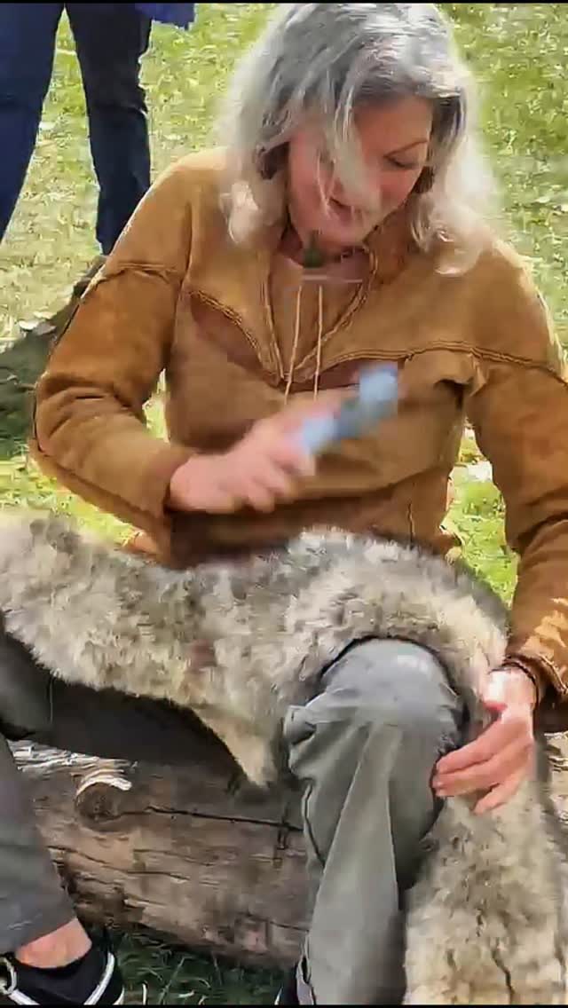 I'm thinking about publishing more short educational videos like this. 𝗪𝗵𝗮𝘁 𝗱𝗼 𝘆𝗼𝘂 𝘁𝗵𝗶𝗻𝗸? 🤔
During softening process, we need to get the fur dry.
The individual hairs are often clumped together when wet.
Brushing separates each individual hair, which increases the surface area available for air to flow to and around.
Increased surface area = increased evaporative potential = faster drying. Physics baby!!
#ExperimentalArchaeology #hidetanning #braintanning #TraditionalSkills #bushcraft