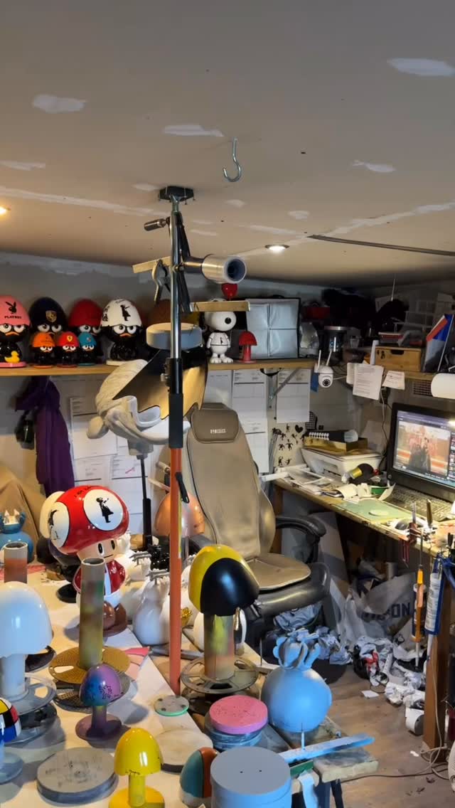 Moi au quotidien 😅, tant qu’il y a de la bonne musique…👍 #sculpture #calimero #ceramique #art #quotidien