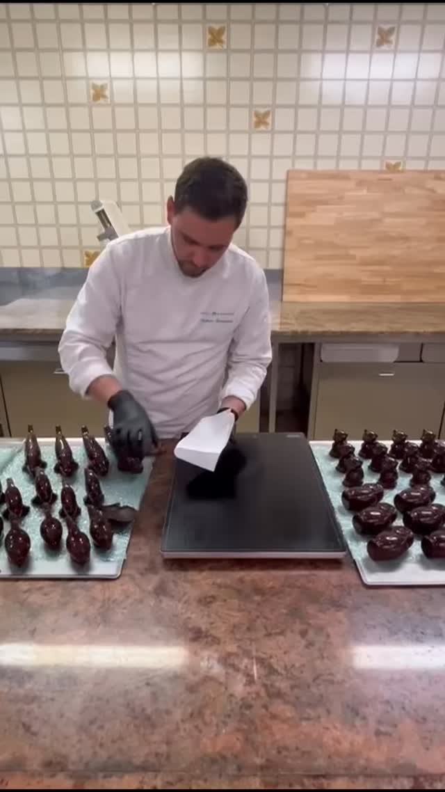 ✨ Brillance, gourmandise et esprit de fête ! ✨
Nos moulages de Pâques en chocolat noir et lait sont déjà disponibles en magasin 🐣🍫
À l’intérieur, une délicieuse surprise : de savoureuses fritures pralinées pour encore plus de gourmandise !
Leur finition ultra brillante les rend aussi beaux que bons… difficile de résister 😍
Et ce n’est que le début : les moulages colorés arrivent très bientôt !
📍 Disponible dès maintenant en boutique.
#paques #chocolat #roanne #faitmaison #valrhona