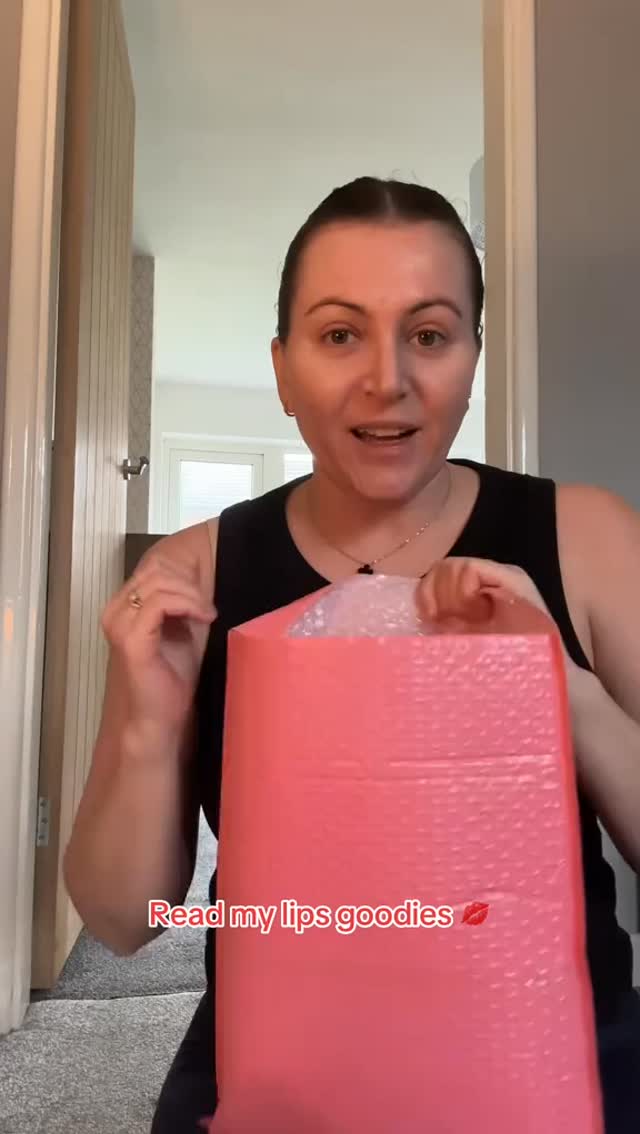 Read My Lips: Influencer-approved, lip‑balm‑lover certified 💋
📸: @Charliwoolley
#readmylipsgb #lipbalm #lipgloss