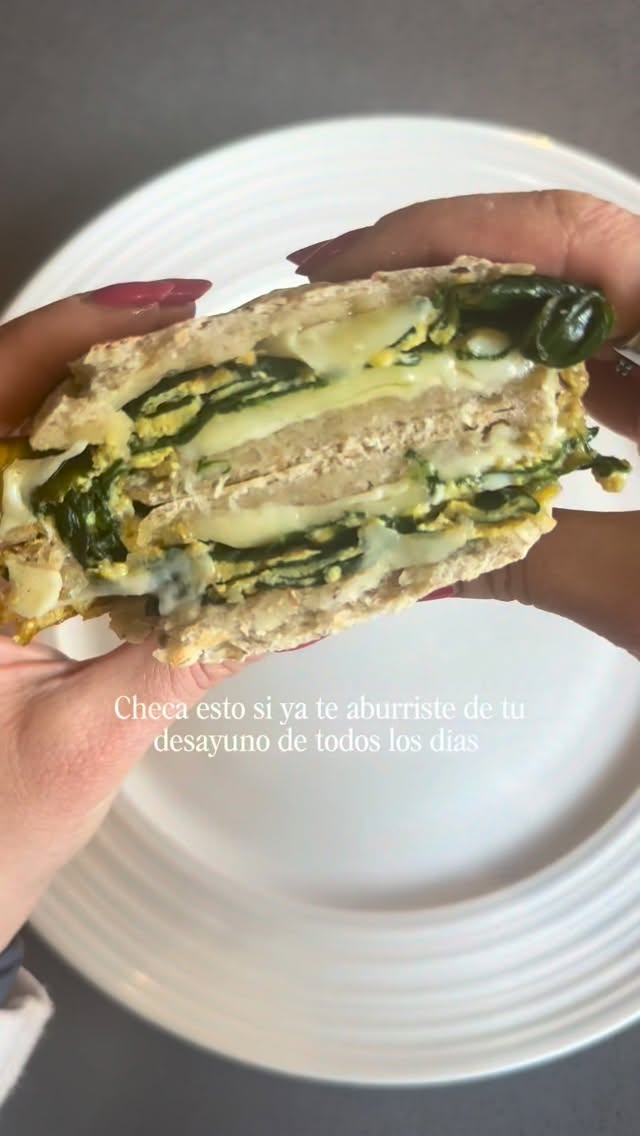 Sígueme para más ideas de desayunos fáciles rápidos y súper nutritivos!
Cuando tengo hambre me inspiro para crear desayunos que me hagan sentir bien, me dejen saciada y sepan delicioso! 😋
Así se me ocurrió este panini! Espero que lo prepares pronto!
No tiene pierde 🤭
