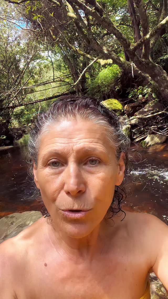 Quando vi um plástico no rio, enquanto me banhava, percebi os pensamentos sendo ativados: reclamando e indo contra aquele fato, pensando que aquilo não deveria estar acontecendo, me sentindo triste, com raiva, indignada e impotente. E eu sei que esses pensamentos e opiniões não mudam o fato. Só me ativam emocionalmente e me adoecem.
É aqui que aplico o que aprendi com Tony Robbins: 3 perguntas que me movem na direção daquilo que quero manifestar.
Elas são:
✨ COMO eu quero que seja?
✨ Qual é o PROPÓSITO do que eu quero?
✨ Qual é a AÇÃO imediata que posso fazer?
Praticando, sempre percebo o quanto é inteligente acionar essas 3 perguntas, pois elas nos tiram do aprisionamento das reações emocionais e nos movimentam em direção ao que realmente queremos, sem delongas.
Reclamar nos prende ao problema. Perguntar nos abre para possibilidades e nos move adiante.
Essas 3 perguntas têm muito poder. Elas nos conduzem na direção do futuro que queremos manifestar. ✨
consciência
Existência
Felicidade
Eu Sou aqui
Eu Sou aí
Silvana da Cunha
Cientista Intuitiva • Alquimista • Mentora • Palestrante • Consteladora Sistêmica Familiar • Terapeuta Holística • Fundadora da TQC Cura Quântica®️ e do Despertar Quântico da Consciência
www.florescimentocriativo.com