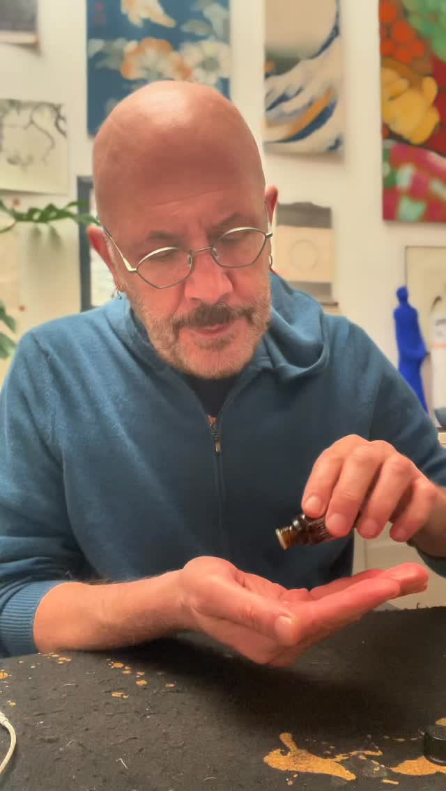 Questo incontro nasce dentro lo stesso cammino da cui sono nati i miei quaderni Custodire il vuoto e Abitare l’assenza, parte della serie Quaderni per navigare senza fretta né direzione e perdersi con grazia.
Negli ultimi mesi ho scritto un nuovo quaderno: Respirare nella ferita.
Prima ancora di pubblicarlo ho sentito il desiderio di aprire uno spazio vivo in cui attraversarne il cuore insieme.
Durante la serata lavoreremo con meditazioni guidate, letture, riflessioni e alcune domande profonde.
Verso la fine ognunə lascerà un segno su un foglio, con una penna o con un pennello.
Chi lo desidera potrà poi inviarmi il proprio segno e riceverà una restituzione simbolica personale.
Ho scelto di non registrare l’incontro, per custodire lo spazio della serata come un luogo vivo e protetto.
Il quaderno Respirare nella ferita uscirà nelle prossime settimane e sarà in vendita.
Chi parteciperà all’incontro lo riceverà in dono appena sarà disponibile.
🕯 Respirare nella ferita
12 marzo
20:30 – circa 22:30
Online su Zoom
Le informazioni per partecipare sono nel secondo link in bio. (Incontri e meditazioni)